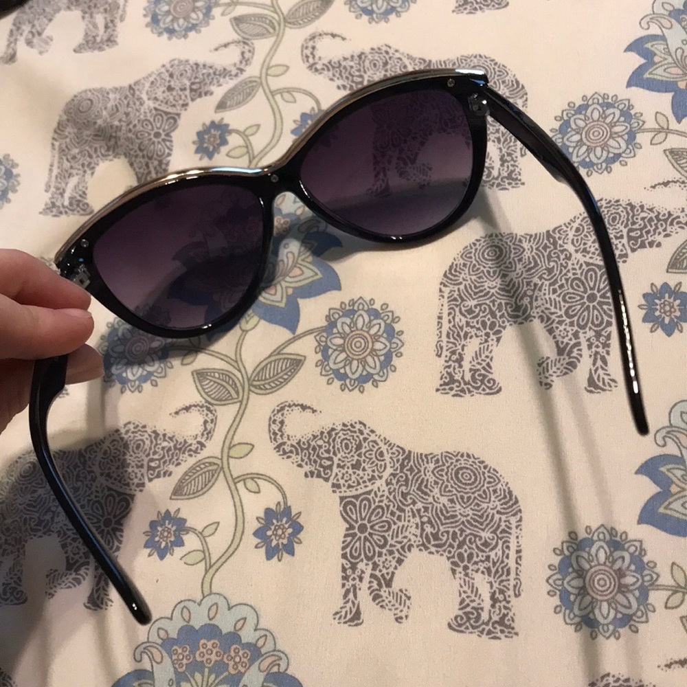 Sunglasses - Picture 3 of 5